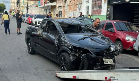 Fotos: Motorista embriagado capota carro e atinge outros três veículos no Centro