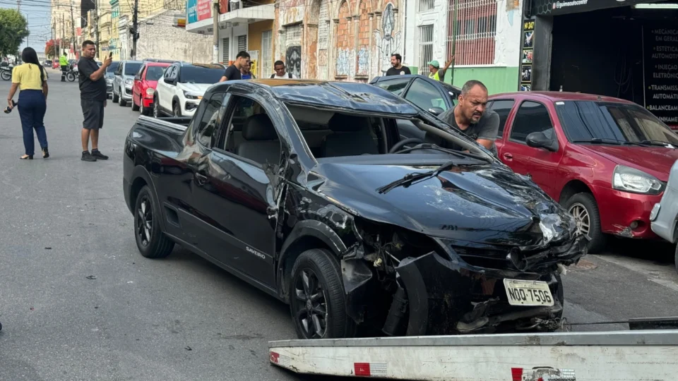 Fotos: Motorista embriagado capota carro e atinge outros três veículos no Centro