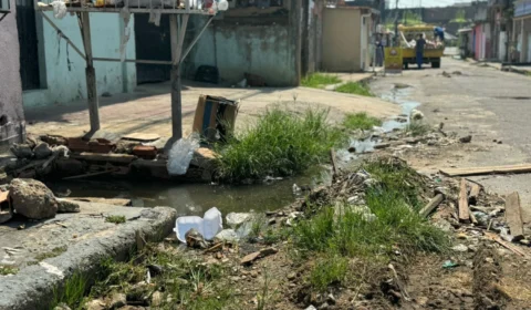 Moradores do Novo Aleixo cobram solução para bueiro abandonado há três anos