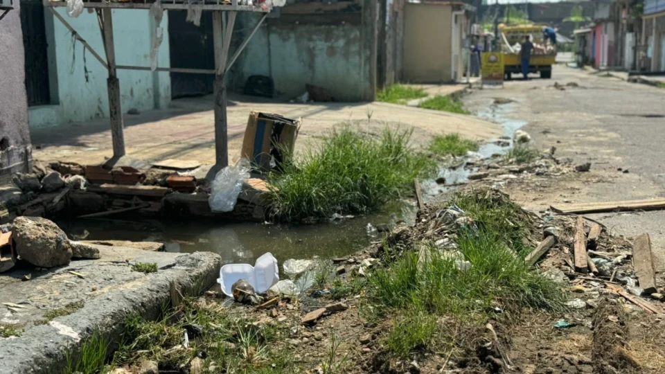 Moradores do Novo Aleixo cobram solução para bueiro abandonado há três anos