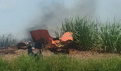 Aviões da FAB colidem em voo de instrução e um cai em área rural de Pirassununga (SP)