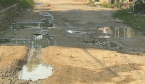 Moradores do Beco Samaúma, no Monte das Oliveiras, cobram asfalto prometido pela Prefeitura de Manaus