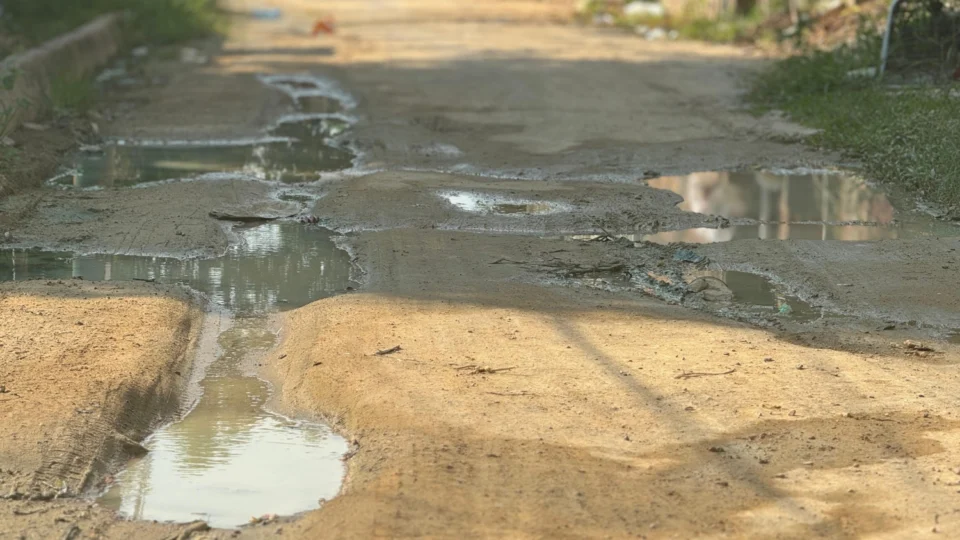Moradores do Beco Samaúma, no Monte das Oliveiras, cobram asfalto prometido pela Prefeitura de Manaus