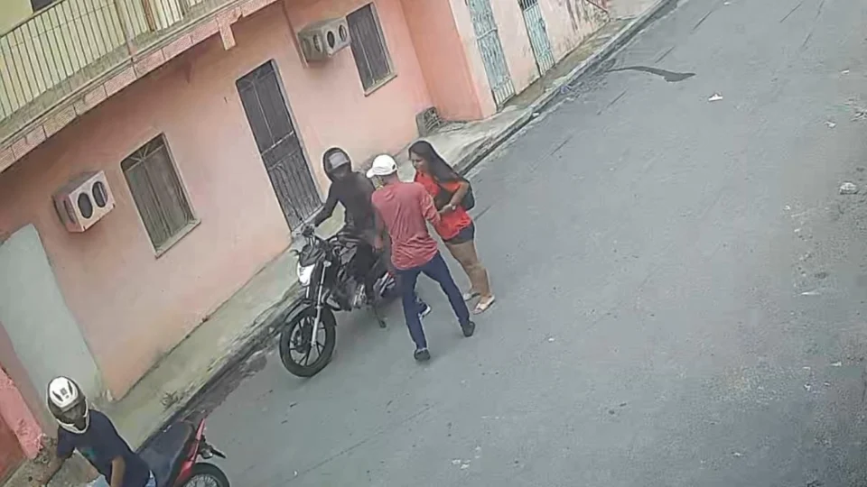 Vídeo: assaltantes humilham moradores durante ação criminosa no Grande Vitória
