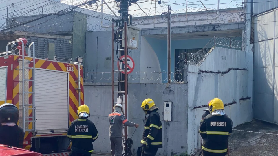 Vídeo: princípio de incêndio atinge papelaria na Av. Álvaro Maia