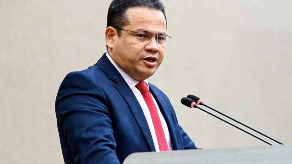Líder de David Almeida na CMM é obrigado a retratar fake news contra governo do Amazonas