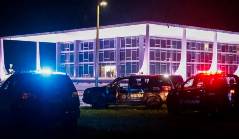 Polícia Federal investiga explosões e incêndio na Praça dos Três Poderes em Brasília