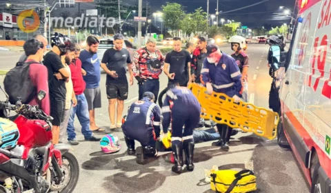 Motociclista fica desacordado após bater em automóvel na Av. Torquato Tapajós