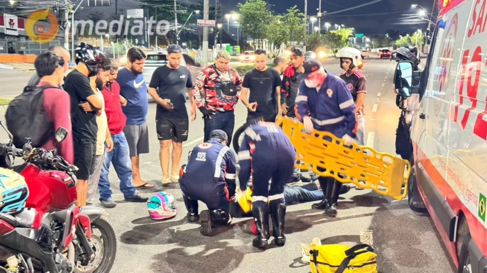 Motociclista fica desacordado após bater em automóvel na Av. Torquato Tapajós