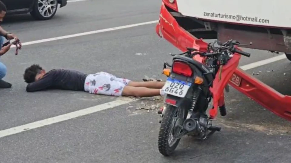 Acidente de trânsito entre moto e micro-ônibus deixa trânsito congestionado na zona norte