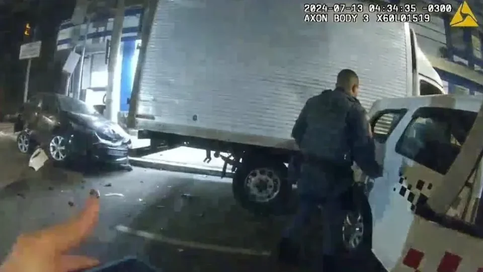 VEJA VÍDEO: câmera corporal flagra PMs fazendo racha e causando acidente