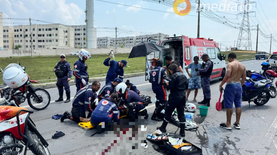 Mulher tem perna amputada em grave acidente com carreta na Avenida das Torres