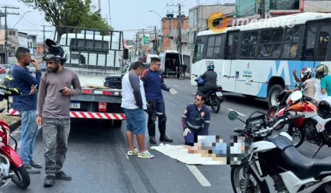 Motociclista sofre acidente após colisão com caminhão na Grande Circular, em Manaus