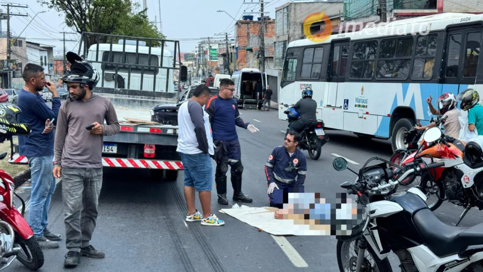 Motociclista sofre acidente após colisão com caminhão na Grande Circular, em Manaus