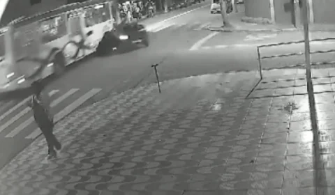 VEJA VÍDEO: após ser atingido por carro, ônibus atropela 12 pessoas em adega