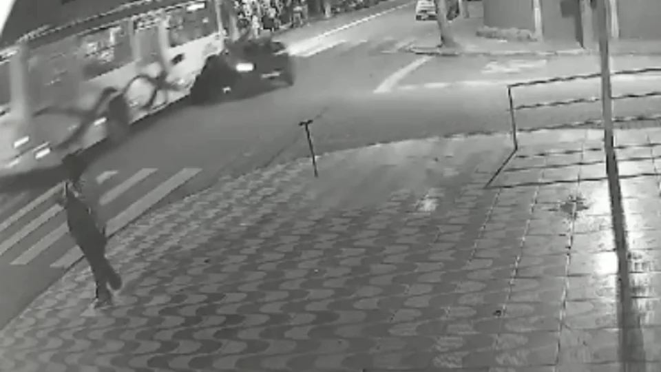 VEJA VÍDEO: após ser atingido por carro, ônibus atropela 12 pessoas em adega