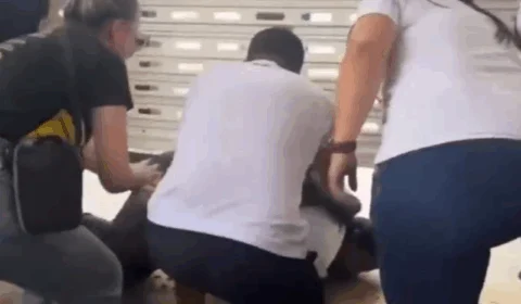 VEJA VÍDEO: candidato é ‘empurrado’ por baixo de portão segundos antes do fechamento