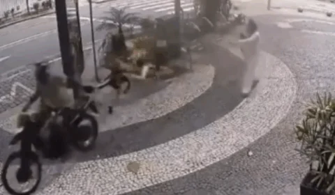 VEJA VÍDEO: bandido em moto arrasta mulher durante tentativa de assalto