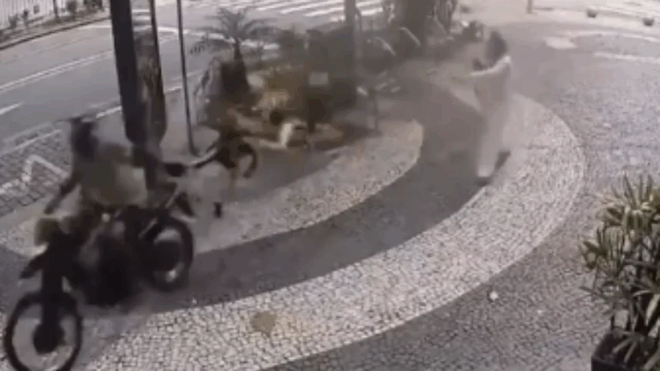 VEJA VÍDEO: bandido em moto arrasta mulher durante tentativa de assalto