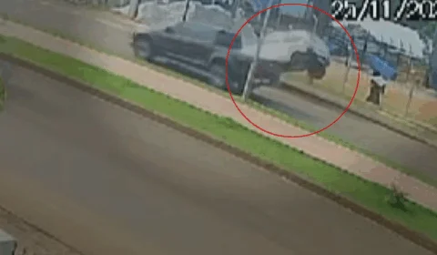 VEJA VÍDEO: câmera registra carro estacionado ‘capotando’ sozinho em rua