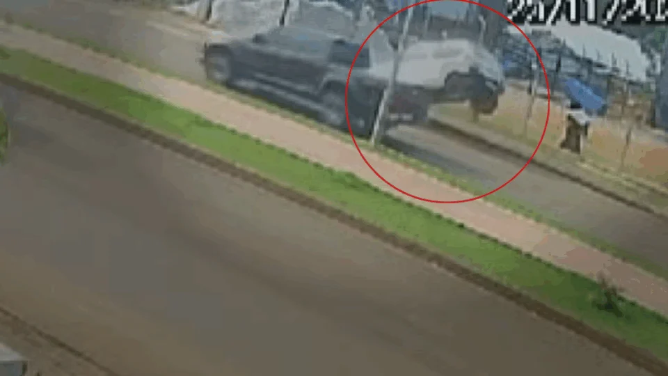 VEJA VÍDEO: câmera registra carro estacionado ‘capotando’ sozinho em rua