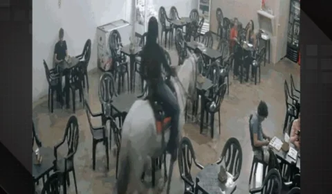 VEJA VÍDEO: mulher surpreende clientes ao entrar em lanchonete montada em cavalo