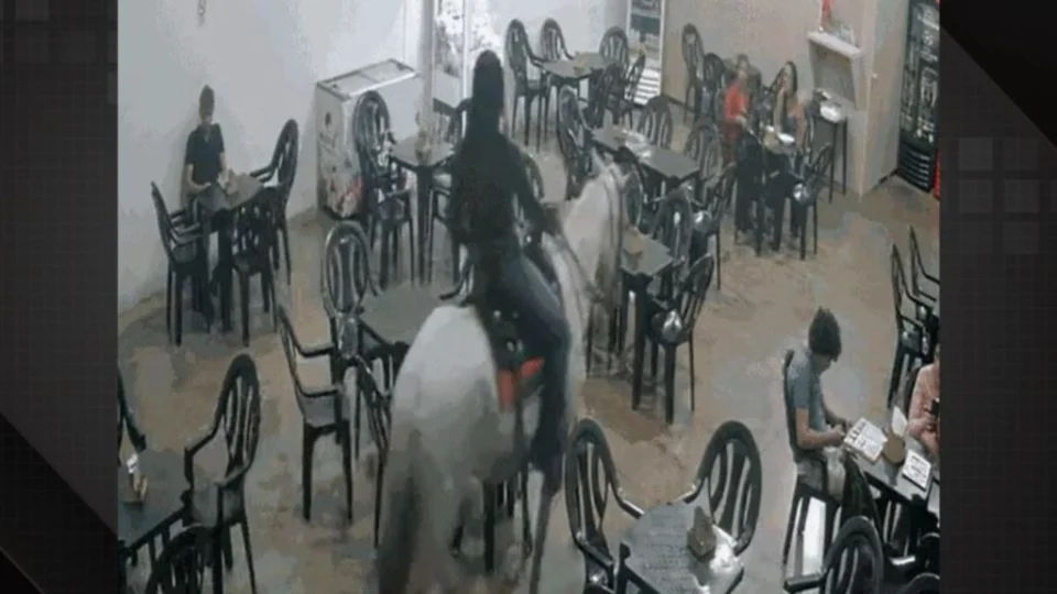 VEJA VÍDEO: mulher surpreende clientes ao entrar em lanchonete montada em cavalo