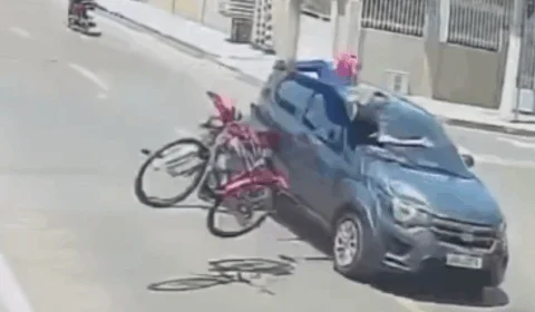 VEJA VÍDEO: crianças em bicicleta escapam de morte após colisão violenta com carro