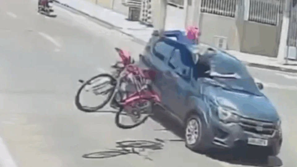 VEJA VÍDEO: crianças em bicicleta escapam de morte após colisão violenta com carro
