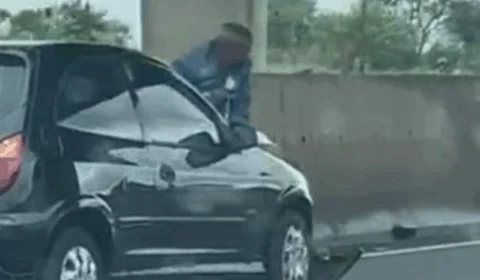 VEJA VÍDEO: após briga, homem sobe no capô de carro da ex-namorada e é arremessado