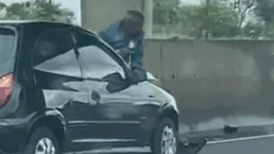 VEJA VÍDEO: após briga, homem sobe no capô de carro da ex-namorada e é arremessado