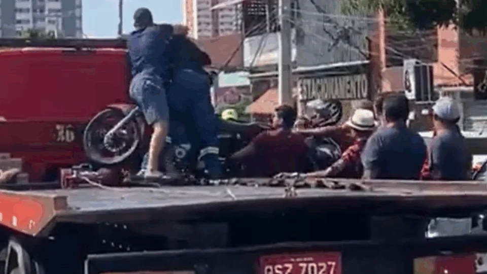 VEJA VÍDEO: motociclista dá mata-leão em agente de trânsito durante confusão