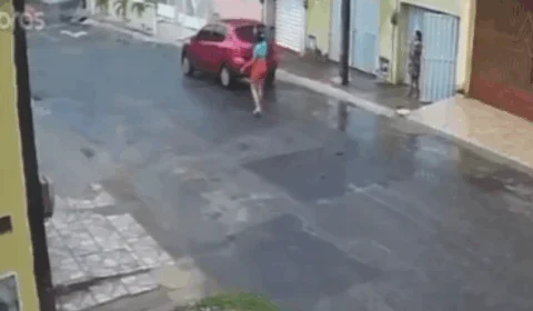 VEJA VÍDEO: motorista de APP leva criança sozinha antes da mãe entrar no veículo