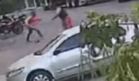VEJA VÍDEO: mototaxista mata colega a facadas durante disputa por passageiros
