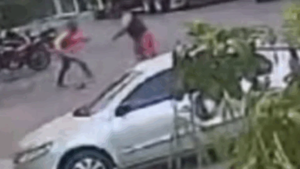 VEJA VÍDEO: mototaxista mata colega a facadas durante disputa por passageiros