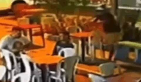 VEJA VÍDEO: pistoleiro executa cliente sentado em mesa de lanchonete