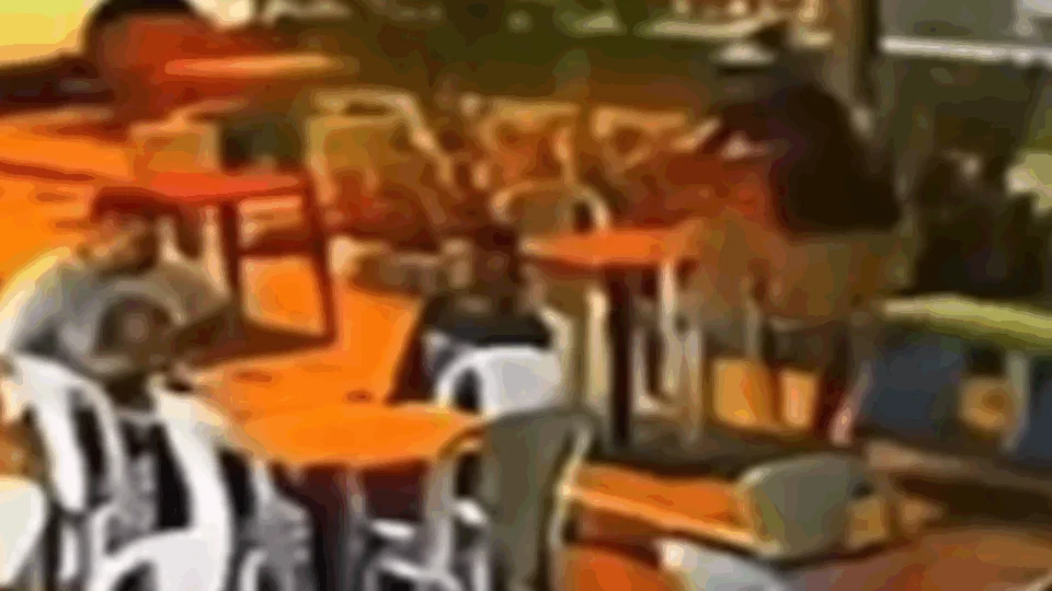 VEJA VÍDEO: pistoleiro executa cliente sentado em mesa de lanchonete