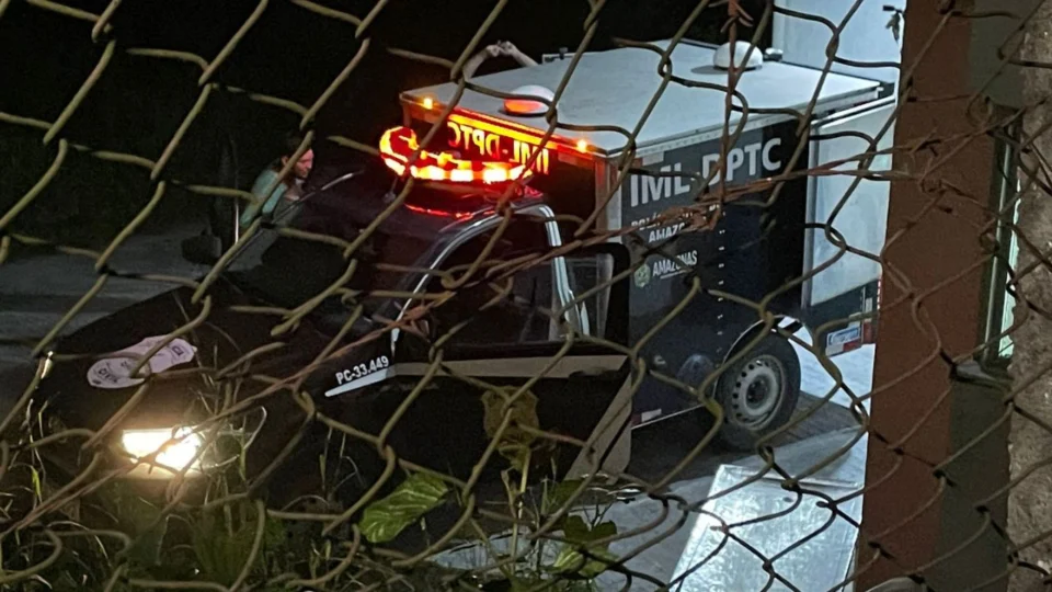 Corpos das vítimas do acidente trágico na AM-010 chegam no IML em Manaus