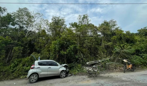 Acidente na estrada do Puraquequara deixa poste caído e fiação exposta