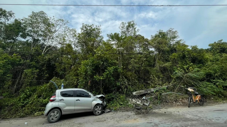 Acidente na estrada do Puraquequara deixa poste caído e fiação exposta