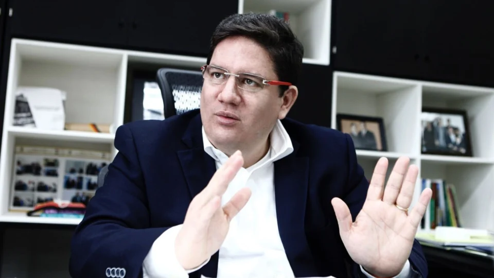 TCE-AM afasta Ari Moutinho Júnior após conselheiro virar réu no STJ