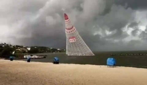 Árvore de Natal flutuante desaba durante tempestade e deixa um morto e dois feridos em Maricá