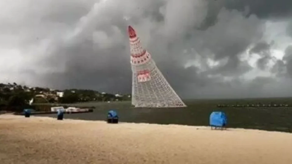 Árvore de Natal flutuante desaba durante tempestade e deixa um morto e dois feridos em Maricá