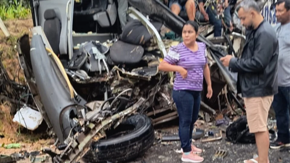 Vídeos: Acidente envolvendo ônibus e carreta deixa mortos e feridos na AM-010