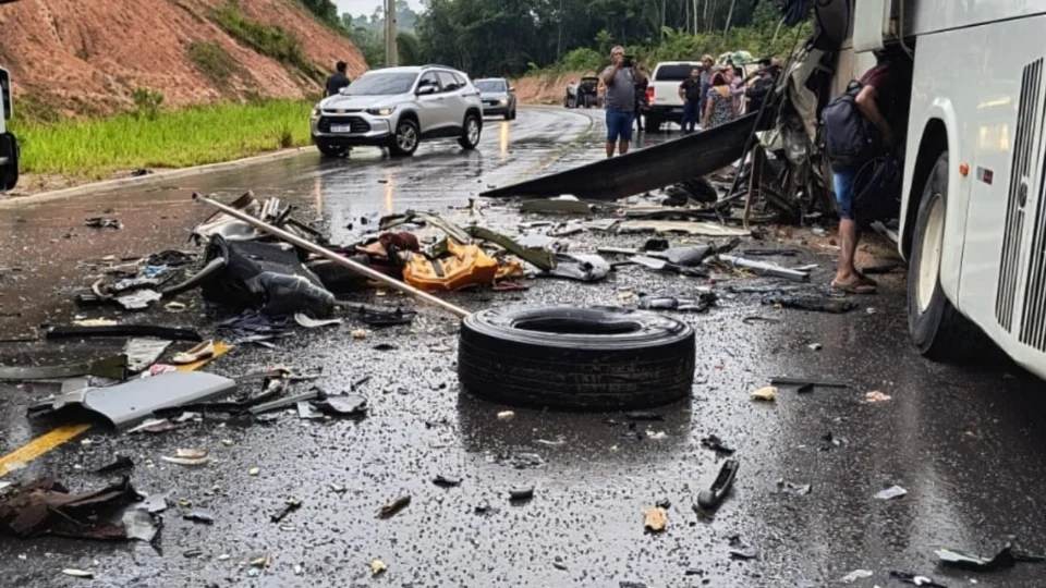Fotos: Criança é confirmada entre mortos em acidente na AM-010