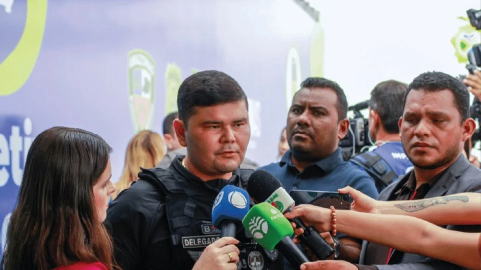 Polícia prende oito suspeitos de roubo a ônibus e apreendem armas, joias e celular roubado