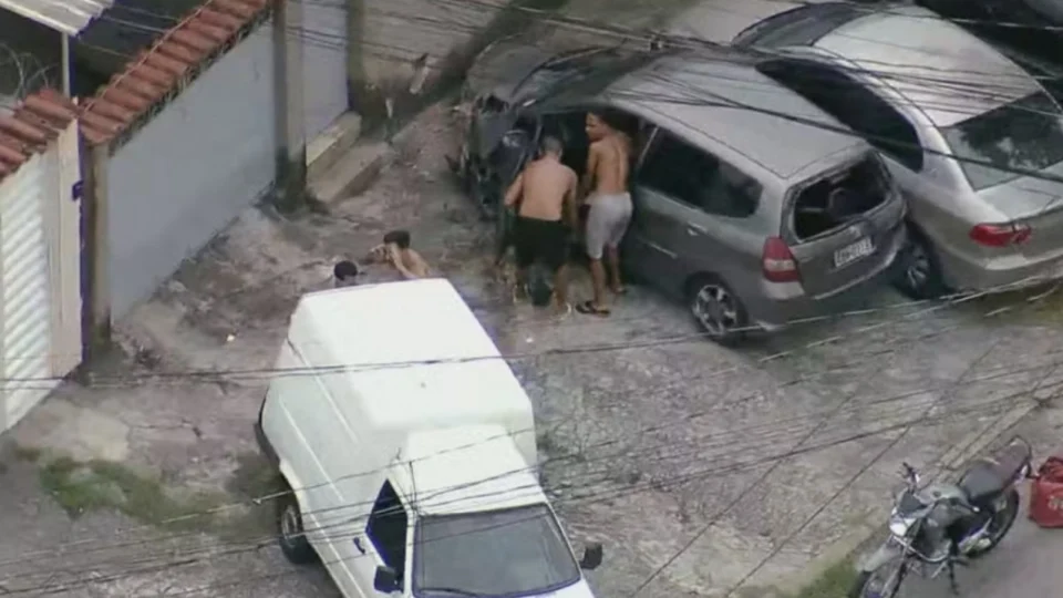 Policial militar é assassinado e corpo é jogado em carro ladeira abaixo no Rio de Janeiro