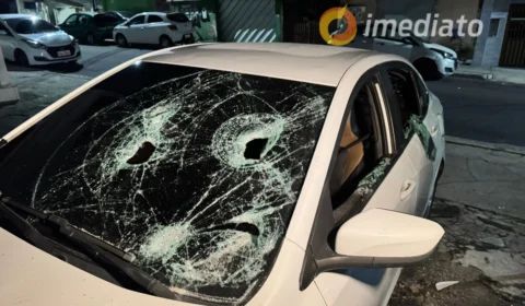 VÍDEOS: carro de PM que jogou catolé em residências é encontrado destruído no bairro Alvorada