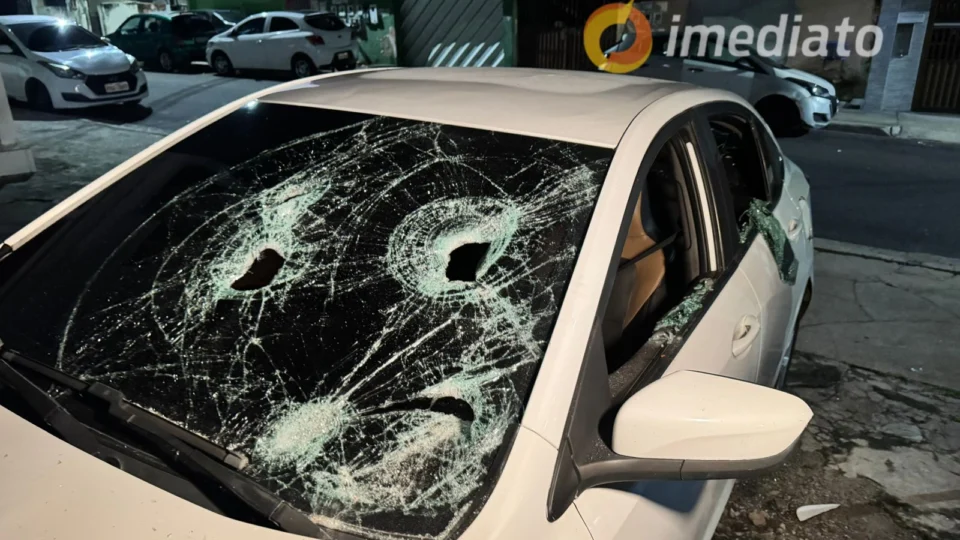 VÍDEOS: carro de PM que jogou catolé em residências é encontrado destruído no bairro Alvorada