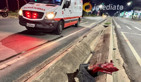 Colisão entre carro e moto deixa casal ferido na Avenida Torquato Tapajós